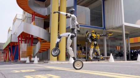 Humanoider Unitree G1-Roboter bewegt sich auf Rollen schneller vorwärts