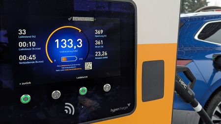 Ladesäulen für E-Autos: Verbände kritisieren teure Kontrollen