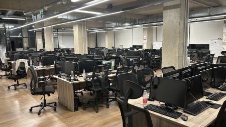 Großer Anlage-Betrug mit Deepfakes: Callcenter in Tirana ausgehoben
