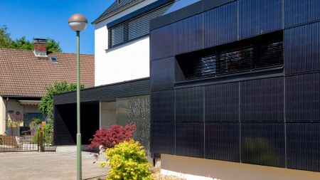 heise+ | Gebäude-integrierte PV im Realitätscheck: Was Solarfassaden wirklich leisten