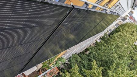 heise+ | 10-kWp-Solaranlage ohne Elektriker: So geht's