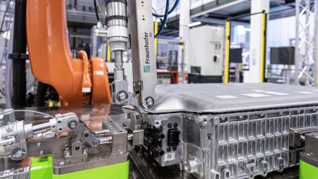 Fraunhofer entwickelt Robotersystem zum automatisierten Altbatterien-Recycling