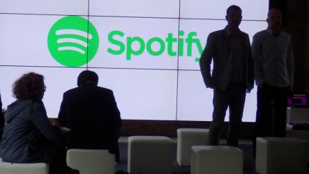 Spotify: Tantiemen steigen, Kritik an Verteilung bleibt